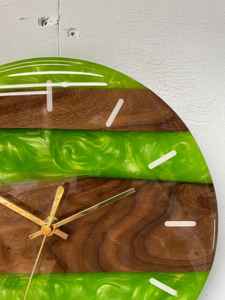 นาฬิกาแขวนผนังงานฝีมือเรซิ่นสุดหรู พร้อมดีไซน์ตกแต่งด้วยไม้ เหมาะสำหรับตกแต่งบ้านและสำนักงาน ผลิตด้วยงานฝีมือคุณภาพสูง - Product Image 3