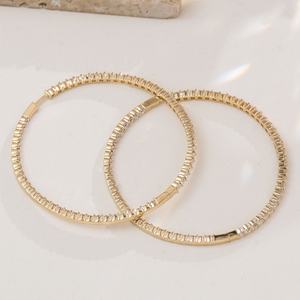 Boucles d'oreilles créoles classiques en or jaune massif 14K 10K avec diamants Moissanite DEF VVS, bijoux fins personnalisés pour femmes pour les fêtes - Product Image 3