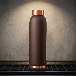 Botella de agua minimalista de cobre marrón mate con tapa de cobre, portátil para viajes - Product Image 1