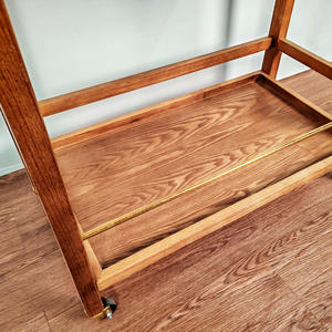 Chariot à boissons de luxe de style mid-century moderne pour hôtel, cadre en bois massif, plateau en marbre blanc, garde-corps en laiton poli, 4 roues, deux niveaux de service - Product Image 5