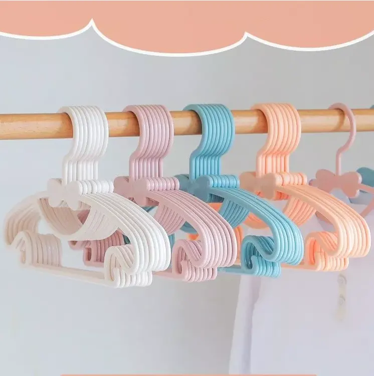 Petits cintres en plastique pour enfants, personnalisation de couleur