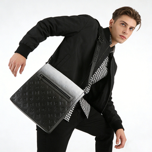 <span class=keywords><strong>Sac</strong></span> bandoulière en cuir PU noir dégradé avec monogramme en relief pour <span class=keywords><strong>homme</strong></span>, avec sangle réglable de marque, grande taille - Product Image 6