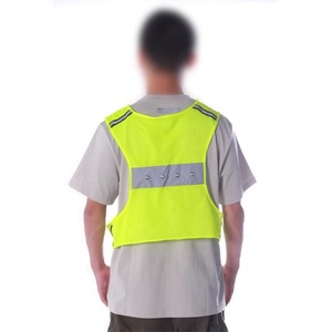 เสื้อกั๊กนิรภัยตาข่ายโพลีเอสเตอร์สะท้อนแสงระดับ 3 ปรับแต่งโลโก้ได้ ใช้พลังงานจากแบตเตอรี่ พร้อมไฟ <span class=keywords><strong>LED</strong></span> 4 ดวง สำหรับการวิ่ง - Product Image 4