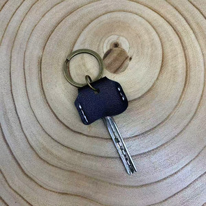 Leather <b>key</b> case, scratch-resistant <b>key</b> ring with stitching, universal <b>key</b> <b>tag</b> with logo printing. - Product Image 4