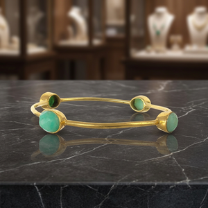 Bracelets et joncs unisexes indiens faits à la main en laiton plaqué or 14 carats avec sertissage clos en chrysoprase - Product Image 3