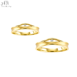 แหวนทองคำแท้ 18K ดีไซน์เรียบหรู ประดับเพชรธรรมชาติ  งานขัดเงาแบบ Brushed Finish เหมาะสำหรับสวมใส่ทุกวัน - Product Image 2