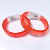 Bracelet LED personnalisé en gros pour fête de Diwali, bracelet de mariage en acrylique, bouton lumineux à piles, prix bas pour Noël, nouveauté