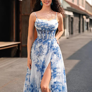 Vestido de noche con estampado floral, corte imperio, sin tirantes, con capa transparente y falda amplia. - Product Image 3