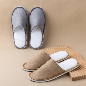 Pantofole Monouso Antiscivolo in Pile Corallo con Motivo Pansy - Esclusive per Hotel, Pensioni, Ospitalità, Uso Domestico e Viaggi - Product Image 1