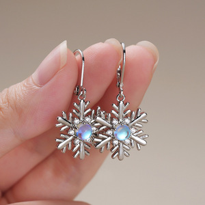Orecchini Pendenti Floreali a Fiocco di Neve Ispirati alla Luce Lunare, Eleganti Gioielli Romantici Natalizi alla Moda - Product Image 5