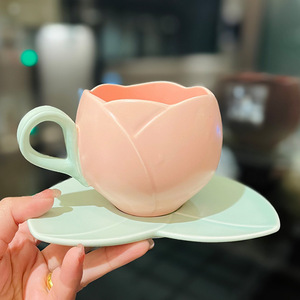 Toptan Yaratıcı Retro Lale Şeklinde Tasarım Hissi Veren Seramik Kahve Fincanı ve Tabak Seti, Öğleden Sonra Çayı İçin - Product Image 1