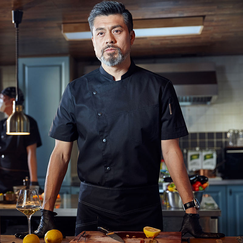 เสื้อแขนสั้นสีดำ