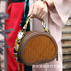 Bolso de mano tejido de bambú verde, con forma de media luna, cierre de cremallera, bolso cruzado vintage para mujer, capacidad de 1-1.9l - Product Image 1
