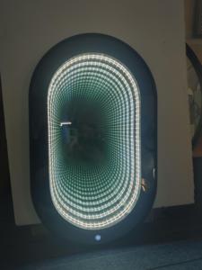 Miroir de salle de bain moderne à LED, miroir tunnel, miroir de salle de maquillage, miroir tunnel magique à LED, illusion d'infini, tendance sur TikTok - Product Image 3