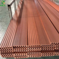 Planches de terrasse en bois composite antidérapantes et imperméables au design moderne pour jardin piscine Revêtement de sol en grain de bois extérieur durable brossé