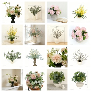 Bouquet de marguerites rouges au toucher réel avec feuillage vert dans un vase en verre ambré, marguerites artificielles pour la décoration intérieure toute l'année dans un style campagnard - Product Image 4