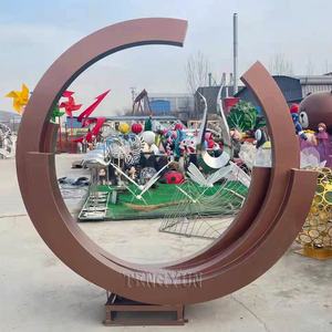 Scultura geometrica in <span class=keywords><strong>acciaio</strong></span> inossidabile con cerchio in metallo scultura ricciolo in <span class=keywords><strong>acciaio</strong></span> inossidabile di colore arrugginito - Product Image 1