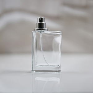 Venta Caliente: Envase LK de 50 ml, Rectangular, Transparente, con Cuello de Plástico Negro, Etiquetas Impresas en Serigrafía, Botella de Perfume en Spray - Product Image 4