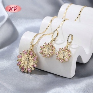เฮงเดียน ขายส่งชุดเครื่องประดับทองชุบ 18K ลายยูนิคแบบนกยูง ประดับเพชรซิคอนเกรด AAA สไตล์วินเทจ สำหรับผู้หญิงในงานเทศกาลและงานปาร์ตี้ ขั้นต่ำ 6 ชิ้น - Product Image 3