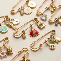 Broche de sécurité tendance avec breloques variées en acier inoxydable, pendentif DIY, bijoux mignons et à la mode pour femmes, accessoires