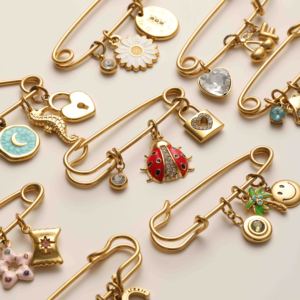 <span class=keywords><strong>Broche</strong></span> de sécurité tendance avec breloques variées en acier inoxydable, pendentif DIY, bijoux mignons et à la mode pour femmes, accessoires - Product Image 6
