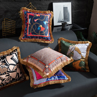 Coussin décoratif personnalisable pour canapé et chevet, motif léopard animalier, aspect soie, avec pompon doré, style luxe léger transfrontalier