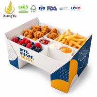 Bedrukte kartonnen verpakking voor aangepaste food sharing trays, geschikt voor gefrituurde kip, friet, snacks, sauzen en catering voor feesten.