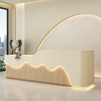 Comptoir de réception personnalisé ondulé et cannelé avec éclairage LED pour salon de beauté, spa, hôtel, bureau – Mobilier de réception