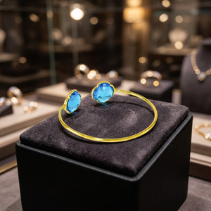 Gem Duo, une paire de bracelets en laiton plaqué or avec pierres précieuses turquoise pour enfants, style ethnique - Product Image 2