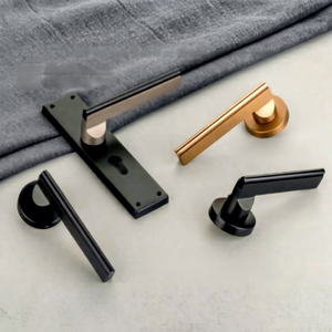 Poignées de porte modernes finition noir et or, installation facile, utilisation ambidextre pour la maison, le bureau et la villa - Product Image 1