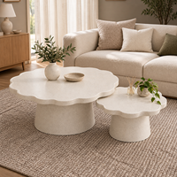 Ensemble de 2 tables basses gigognes, aspect travertin, plateau rond à bords festonnés, base en fer, style crème, pour salon