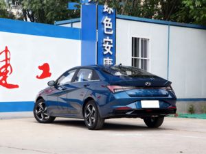 La <span class=keywords><strong>Hyundai</strong></span> Elantra 1.5L CVT LUX Ultimate Edition 2021 è una berlina compatta. - Product Image 4