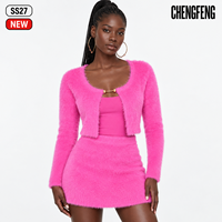 Damen Y2K Hot Pink Flauschige Strick-Crop-Cardigan-Oberteil mit Goldketten-Detail, Individuelles Logo, OEM ODM Hersteller