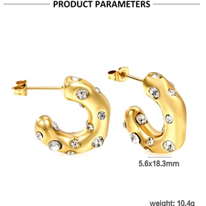 Boucles d'oreilles tendance en acier inoxydable plaqué or 18 carats avec zircon cubique en relief en forme de C pour femme - Product Image 2