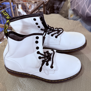 Chaussures d'occasion en cuir véritable de marque, chaussures Ukay de seconde main pour hommes ou femmes et chaussures de créateurs en gros 	   Chaussures d'occasion, bottes Martin - Product Image 4