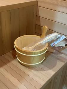 Sauna traditionnel extérieur en cèdre rouge avec toiture en bardeaux, disponible en stock. - Product Image 4