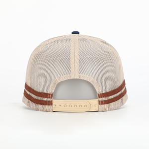 Gorra Trucker de Malla Personalizada al por Mayor con 5 Paneles, Perfil Alto, Corona Estructurada Estilo Australiano, 2 Laterales con Rayas y Parche de Cuero con Logotipo - Product Image 4