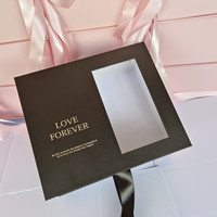 Boîte à lettres d'amour artificielle à moitié ouverte pour la Saint-Valentin, boîte cadeau vide, boîte cadeau créative en perspective, décoration de rose en savon