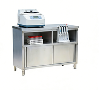 Plan de travail en acier inoxydable avec porte coulissante et rangement multi-niveaux, table de cuisine commerciale pour utilisation en restauration hôtelière