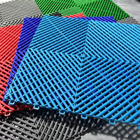 Carreaux de sol de garage modulaires colorés à emboîtement Tapis de sol de garage en plastique industriel pour l'atelier de vente de voitures