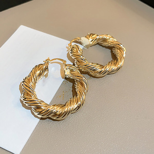 Orecchini Vintage a Goccia Traforati per Donne, Accessori per Orecchie Semplici e alla Moda per Uso Quotidiano - Product Image 1