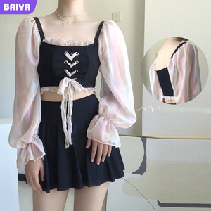 Traje de baño de dos piezas para mujer, conjunto de bikini con top corto y cuello cuadrado en negro y rosa para vacaciones y ocio - Product Image 1