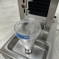 Hoge productiviteit commerciële ijsmixermachine, automatische roestvrijstalen swirl-mixmachine voor fruit, yoghurt en ijs.