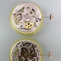 Montre mécanique neuve de marque Hangzhou 2189, boîtier squeletté en métal doré, cadran blanc, bracelet en acrylique, fermoir caché