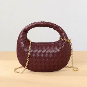 Bolso de Mano Personalizado en Lino Borgoña, Forma de Media Luna, Textura Tejida, Correa de Cadena Dorada, Asa Redonda, Colores Mixtos, Uso Diario, Moderno y Versátil - Product Image 2