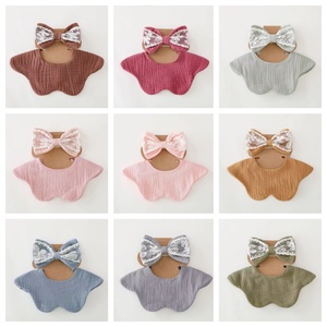 Set 2 PCS Bib Bayi Baru Lahir Warna Solid Bahan Katun Murni Penyerap Air Liur dengan Ikat Rambut Pita Renda - Product Image 5