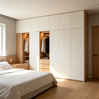 Armoire coulissante murale intégrale en chêne blanc chaud de qualité architecturale pour coin ouvert, idéale pour les projets de personnalisation de placards de suite parentale