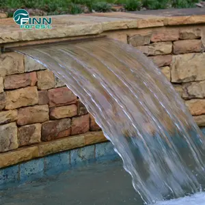 Große Wasserfälle aus Edelstahl im Freien