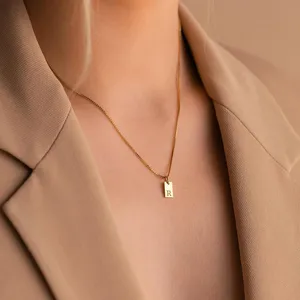 Collar Rectangular <span class=keywords><strong>con</strong></span> Iniciales Mayúsculas EManco, Colgante <span class=keywords><strong>con</strong></span> Letra Grabada de la A a la Z, <span class=keywords><strong>Cadena</strong></span> de Acero Inoxidable, Estilo Minimalista para Mujer - Product Image 3