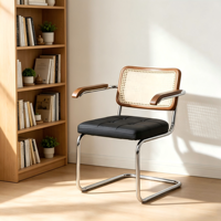 Fauteuil cantilever moderne du milieu du siècle, dossier en rotin naturel, accoudoirs en bois de noyer, coussin en microfibre noire, chrome poli